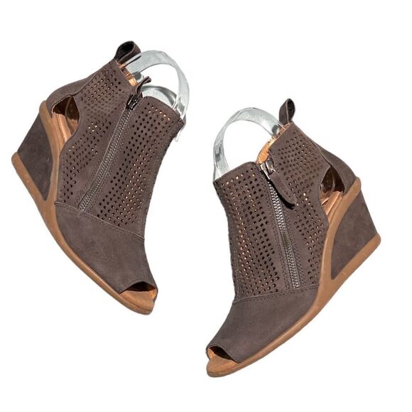 Earth Origins Ginger Cosmos Suede Peep Toe Wedge Bootie Size 6B B48 - Picture 1 of 8